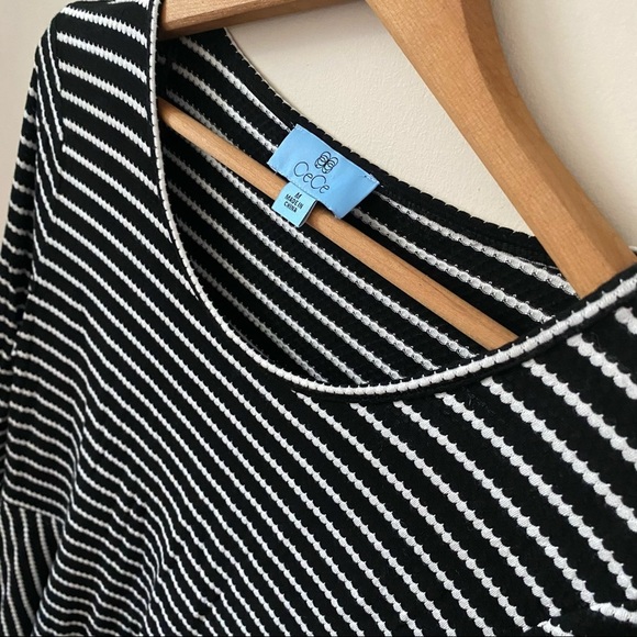 CeCe | Scalloped Knit Swing Top Black & White - Picture 2 of 6